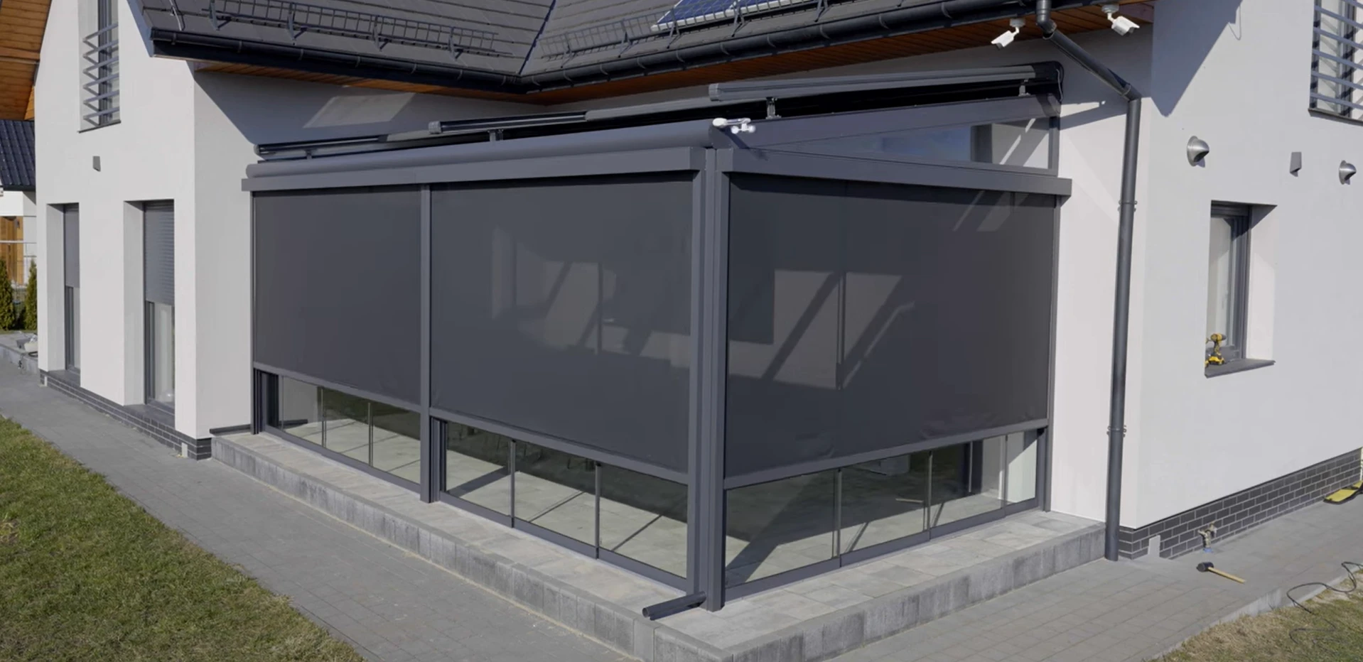 Aluminium-Terrassenüberdachung mit seitlichen Sonnenschutzrollos