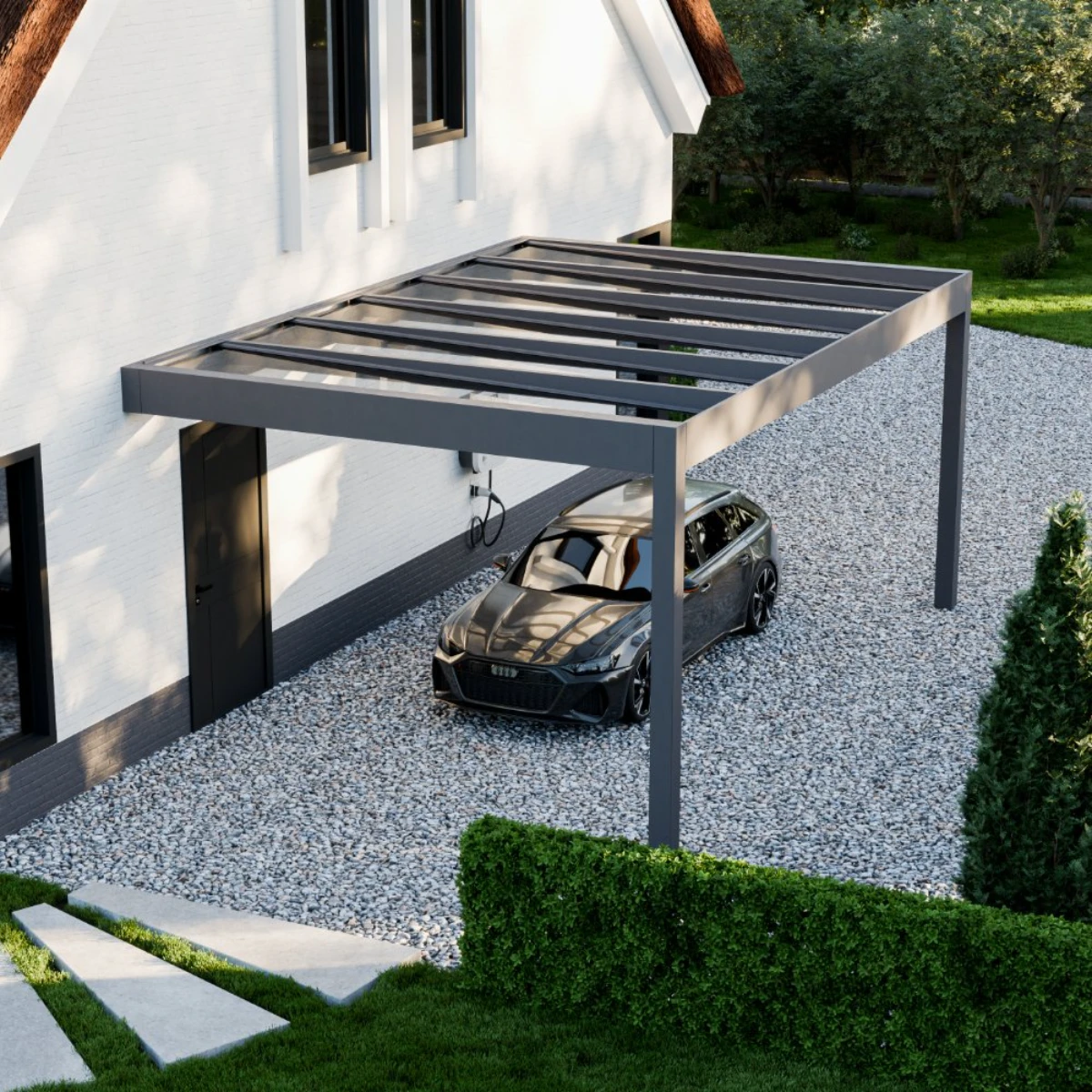 Carport modern mit freistehender Aluminium-Pergola auf kiesgepflastertem Hof neben Wohnhaus